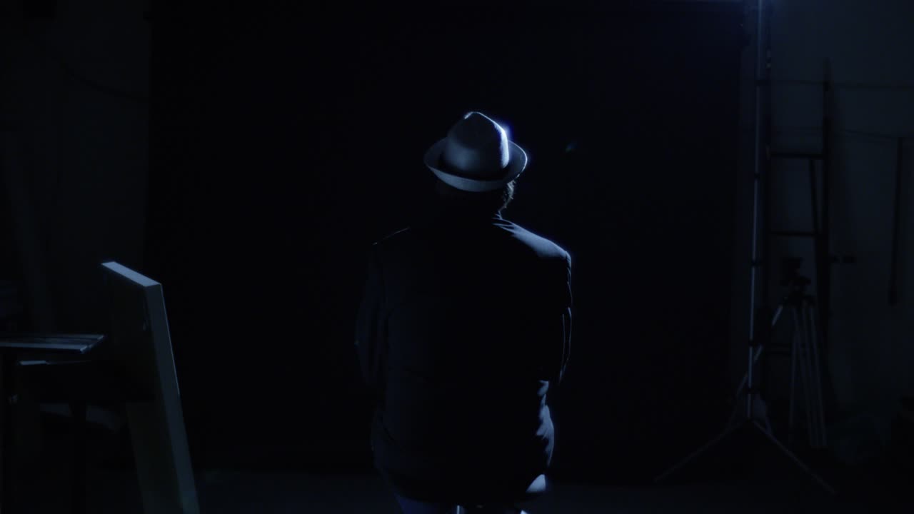 hombre en un entorno de estudio