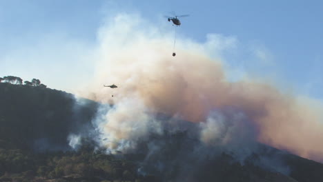 Hubschrauber-Wasserbomber,-Die-Bergbrände-Bekämpfen