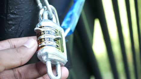 La puerta de la fecha estaba cerrada con candados y cadenas.