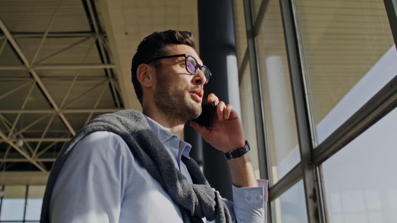 Um empresário a falar ao telefone num escritório moderno
