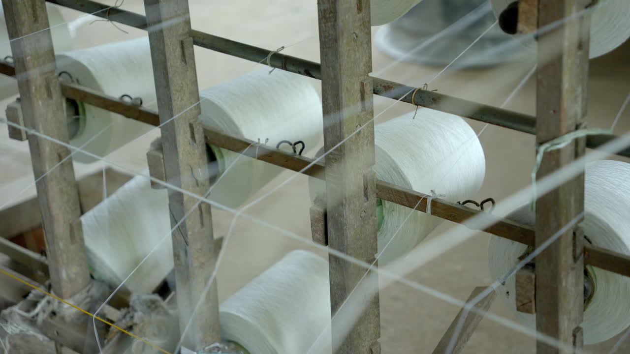 인도, 케랄라 의  ⁇ 드 ⁇  에서 섬유 가닥 을  ⁇ 는 전통적 인 기계