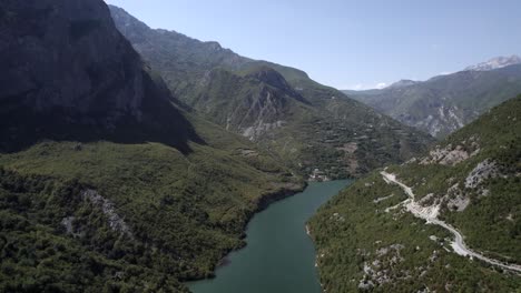 Drohnenvideo-Eines-Frontflugzeugs,-Das-über-Den-Drin-Fluss-Am-Valbona-Pass-Im-Landkreis-Kukes-Vorrückt