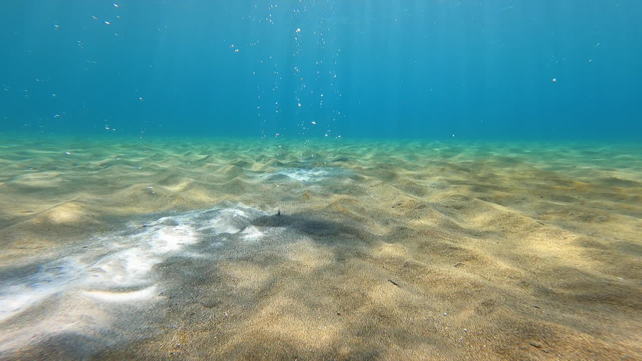 volcanes submarinos que expulsan gases en un fondo arenoso en grecia, película de buceo