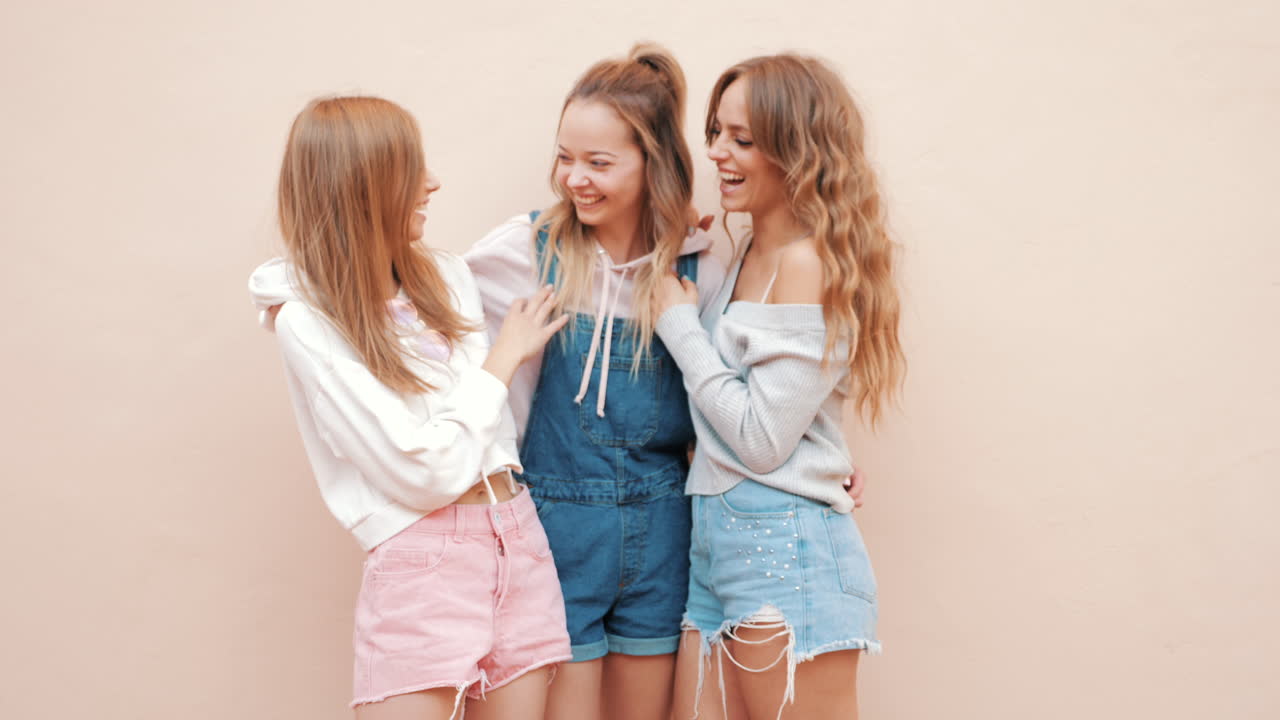 세 명의 행복한 친구들이 포즈를 취하고 있습니다.