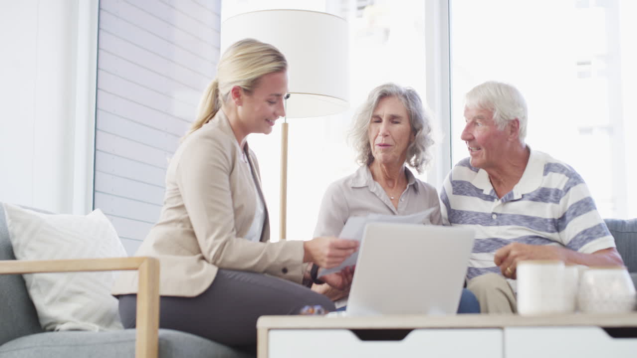 pareja de ancianos teniendo una consulta