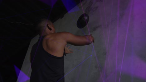 animación de formas coloridas sobre un hombre haciendo ejercicio con una pelota