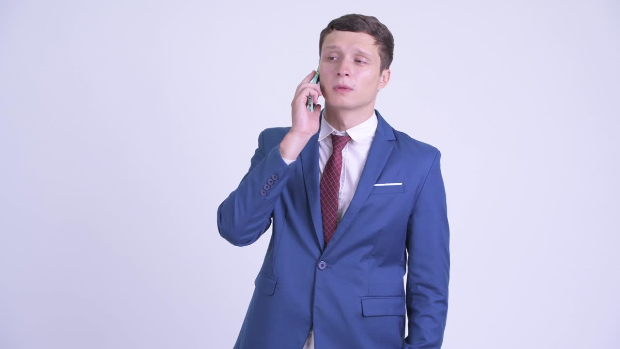 행복한 젊은 잘생긴 사업가와 전화