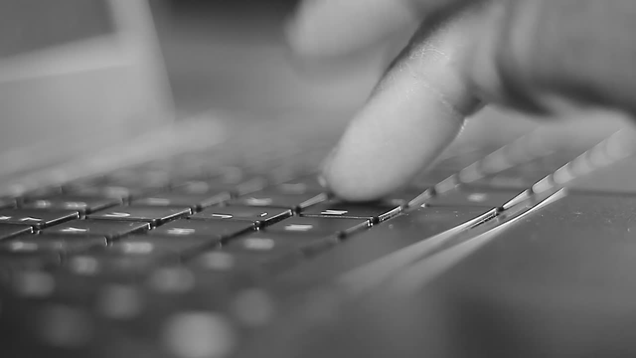 mengetik di keyboard laptop membayar tagihan di kantor bekerja dari rumah dengan orang-orang video stok rekaman stok