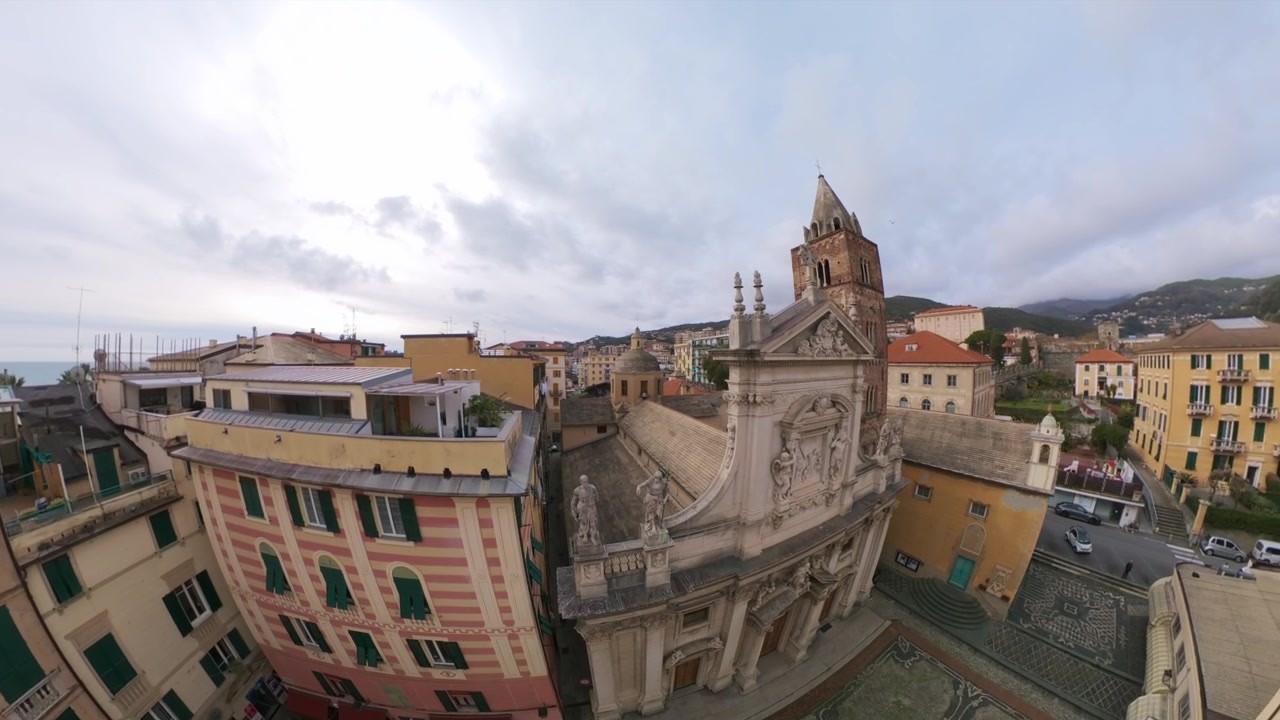Vista aerea panoramica a 360 gradi in volo sopra il centro storico di Varazze e la sua chiesa