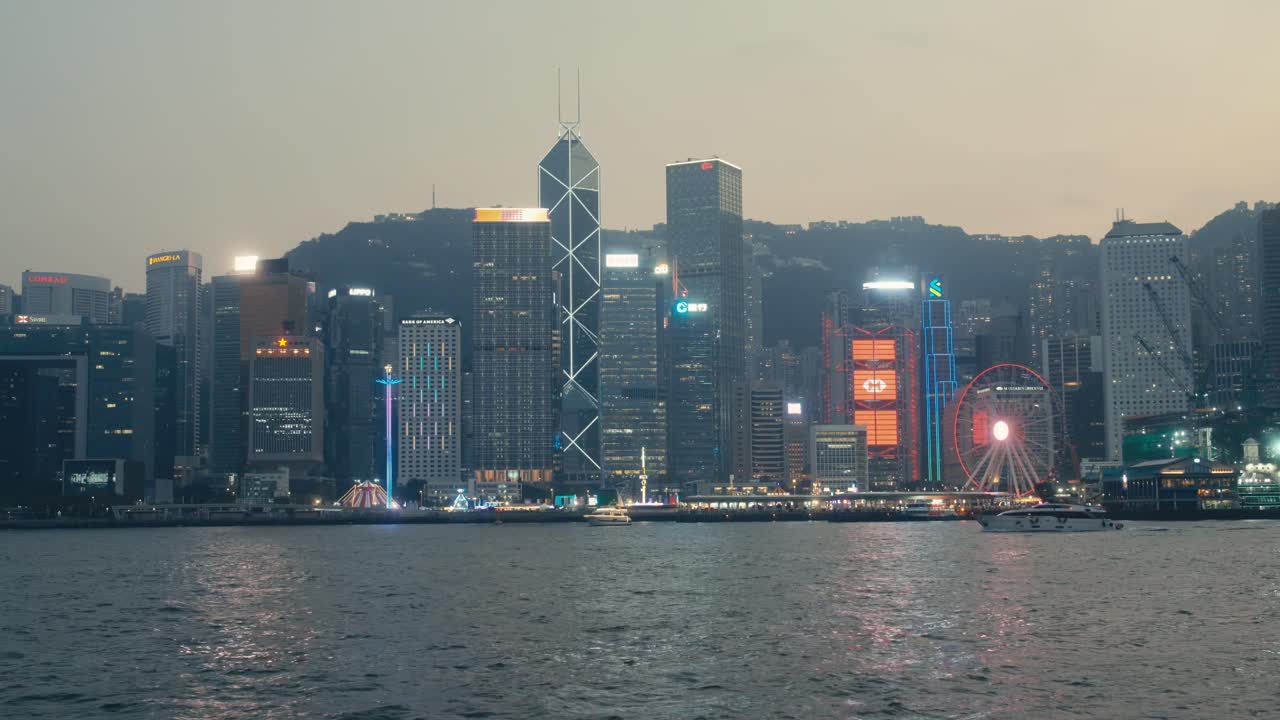 Noční pohled na panorama Hongkongu z lodi na přístavu Victoria (3)