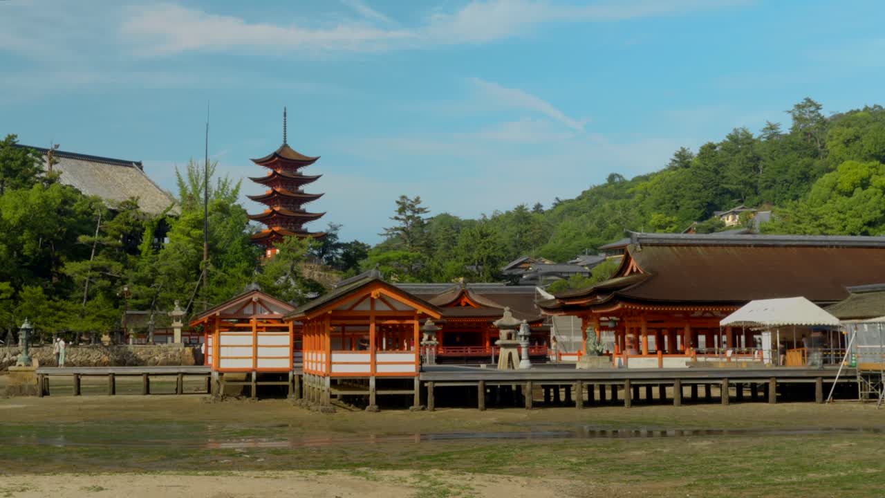 templo del santuario de itukushima timelapse en la isla de miyajima hiroshima japón turistas y devotos que pasan por el turismo de iconos sintoísmo