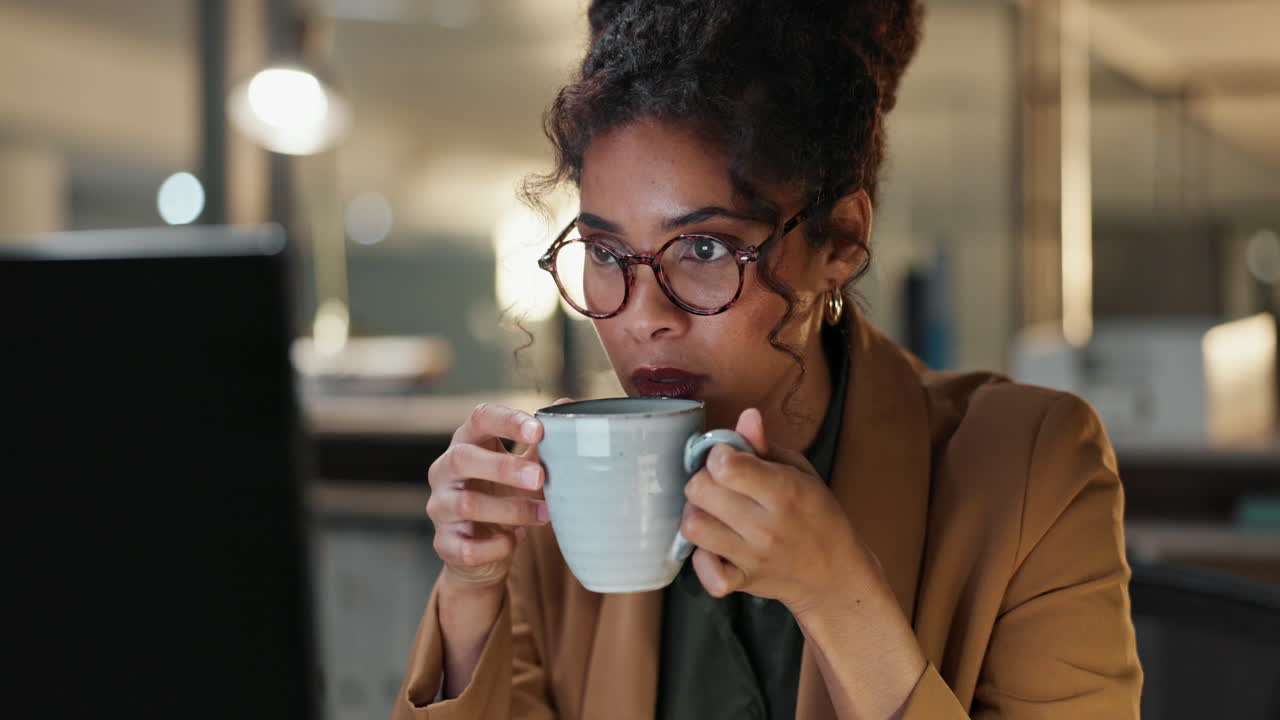 mujer trabajando hasta tarde en la noche, bebiendo café