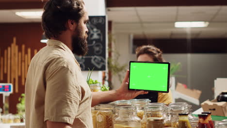 el cliente usa una tableta de maqueta en la tienda de alimentos.