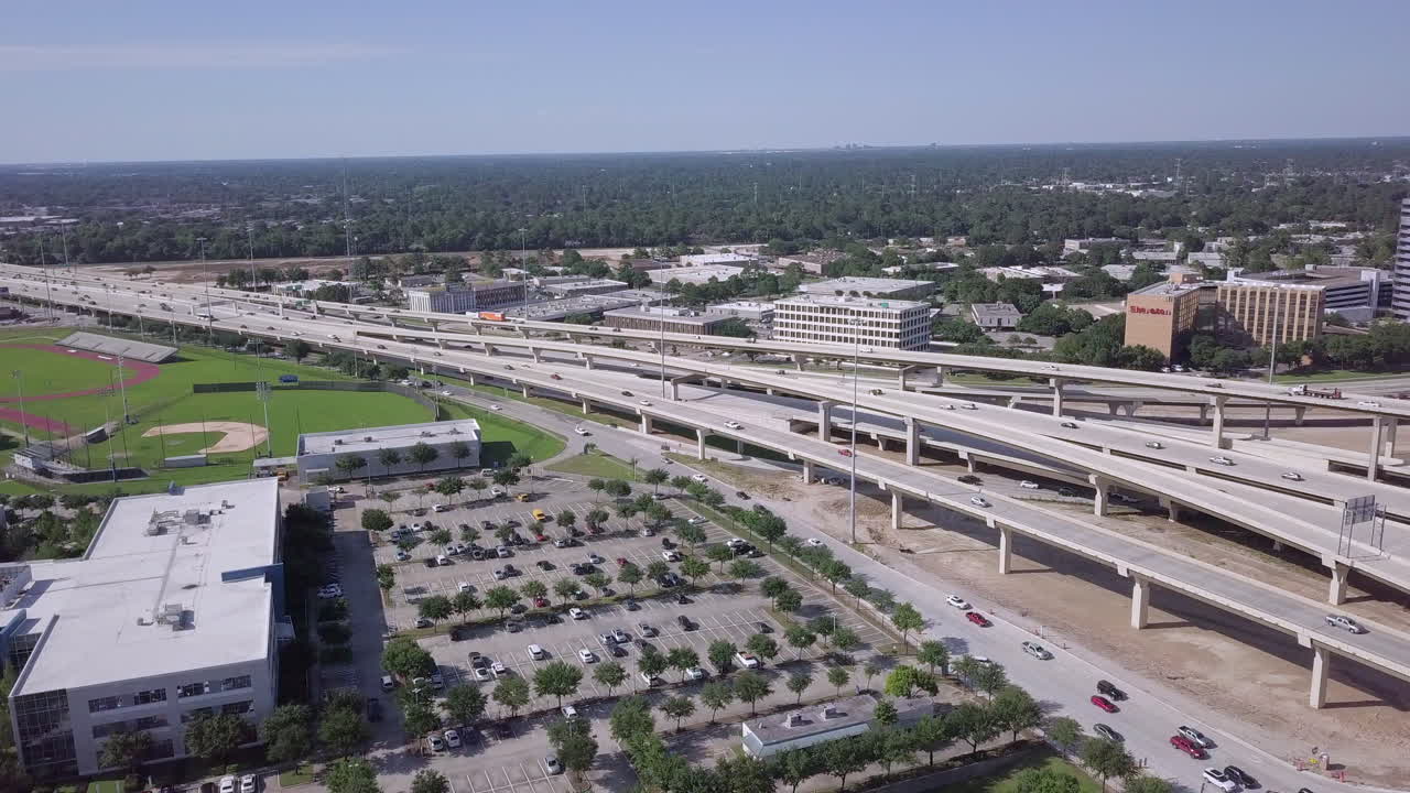 autopista durante la hora pico en la ciudad