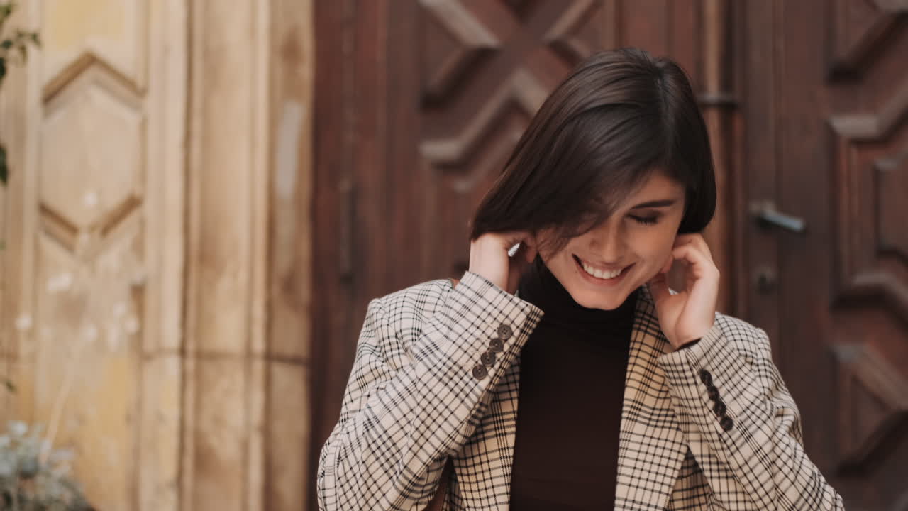 una mujer de negocios caucásica al aire libre.