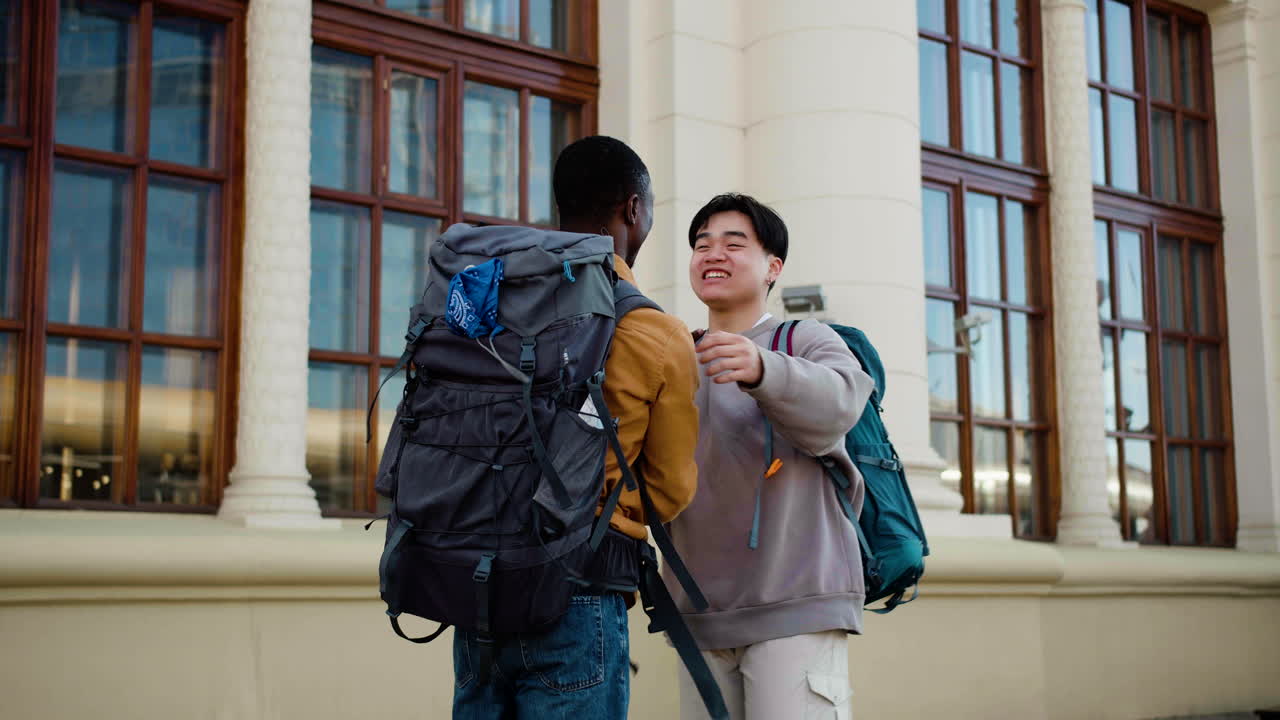 amigos se reúnen en la ciudad