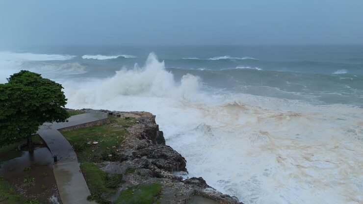 Vagues déferlantes de l'océan atteignant le littoral de la République Dominicaine.