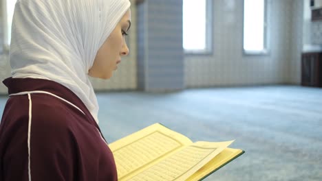 Frau-Liest-Den-Koran