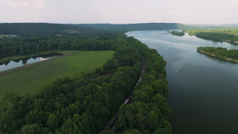 Ruhige-Landschaft-Im-Spadra-Park-Mit-üppiger-Vegetation-Und-See-In-Clarksville,-Arkansas-–-Luftaufnahme