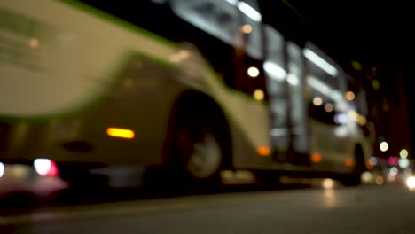 Avenida-De-Lisboa-Por-La-Noche-Con-Coches-Pasando-Fuera-De-Foco-Y-Paneles-Publicitarios