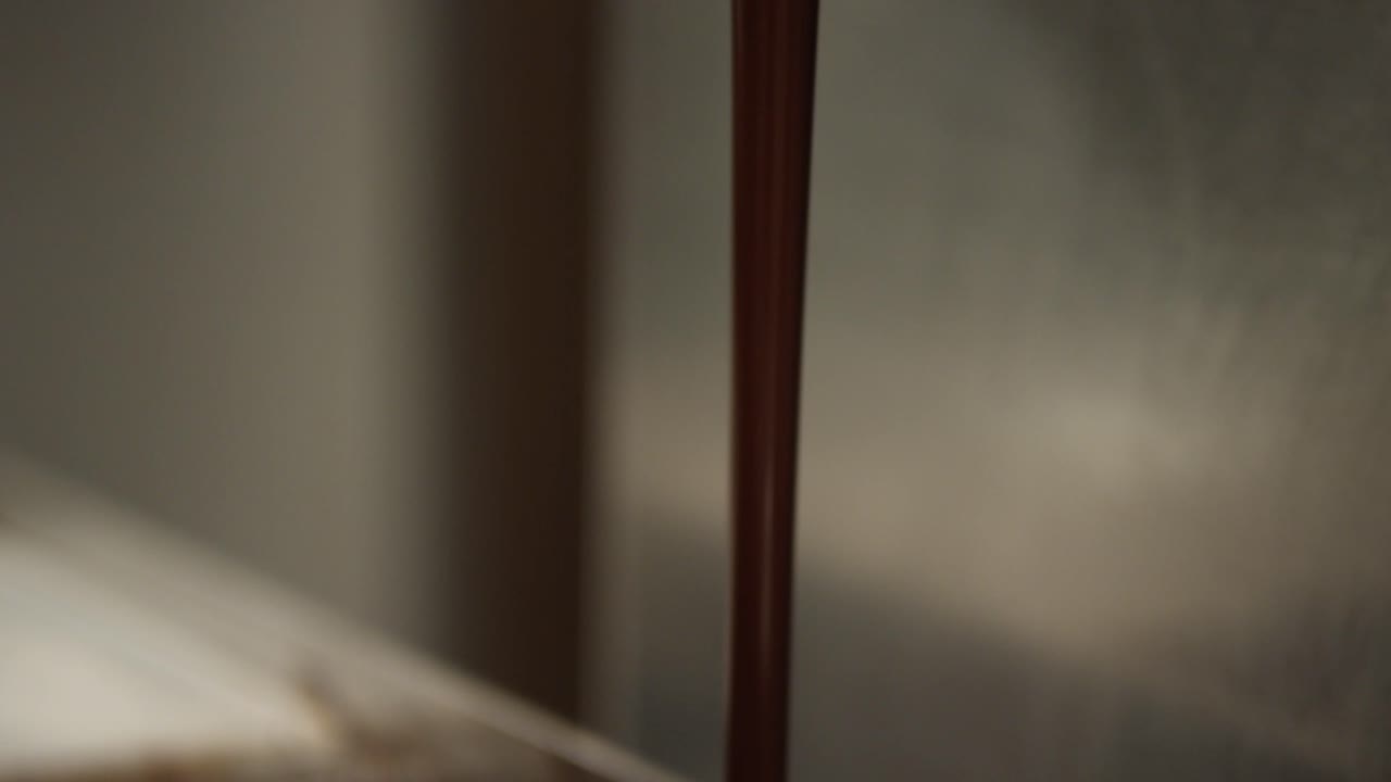 vertiendo chocolate derretido en una barra, textura rica visible, tiro de cerca, estado de ánimo indulgente