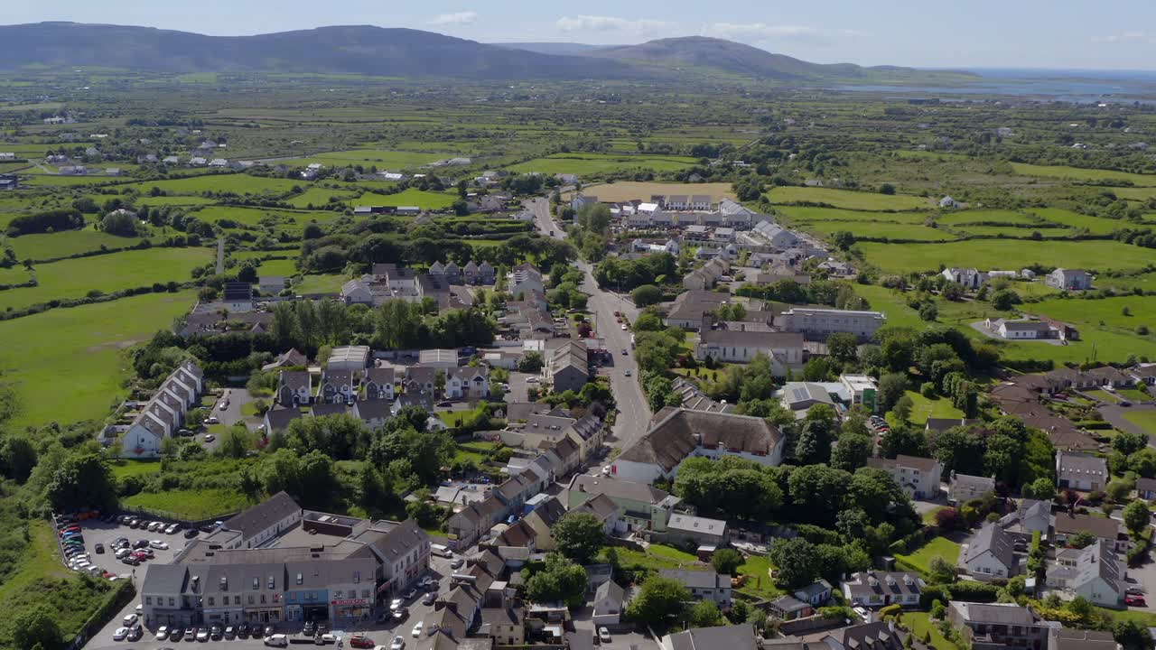 aerial tilt-down captura burren al centro de la ciudad de kinvara en un ajetreado día soleado