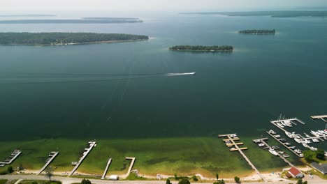 Aerial-view-of-Hessel,-Michigan,-Les-Cheneaux-Islands