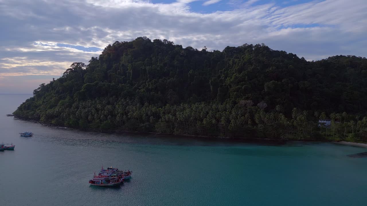 impresionante vista aérea de arriba de los barcos de vuelo anclados en el mar, isla ko kut ao phrao beach, tailandia 2022
