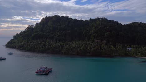 Impresionantes-Barcos-De-Vuelo-Con-Vista-Aérea-Superior-Anclados-En-El-Mar,-Isla-Ko-Kut-Ao-Phrao-Beach,-Tailandia-2022