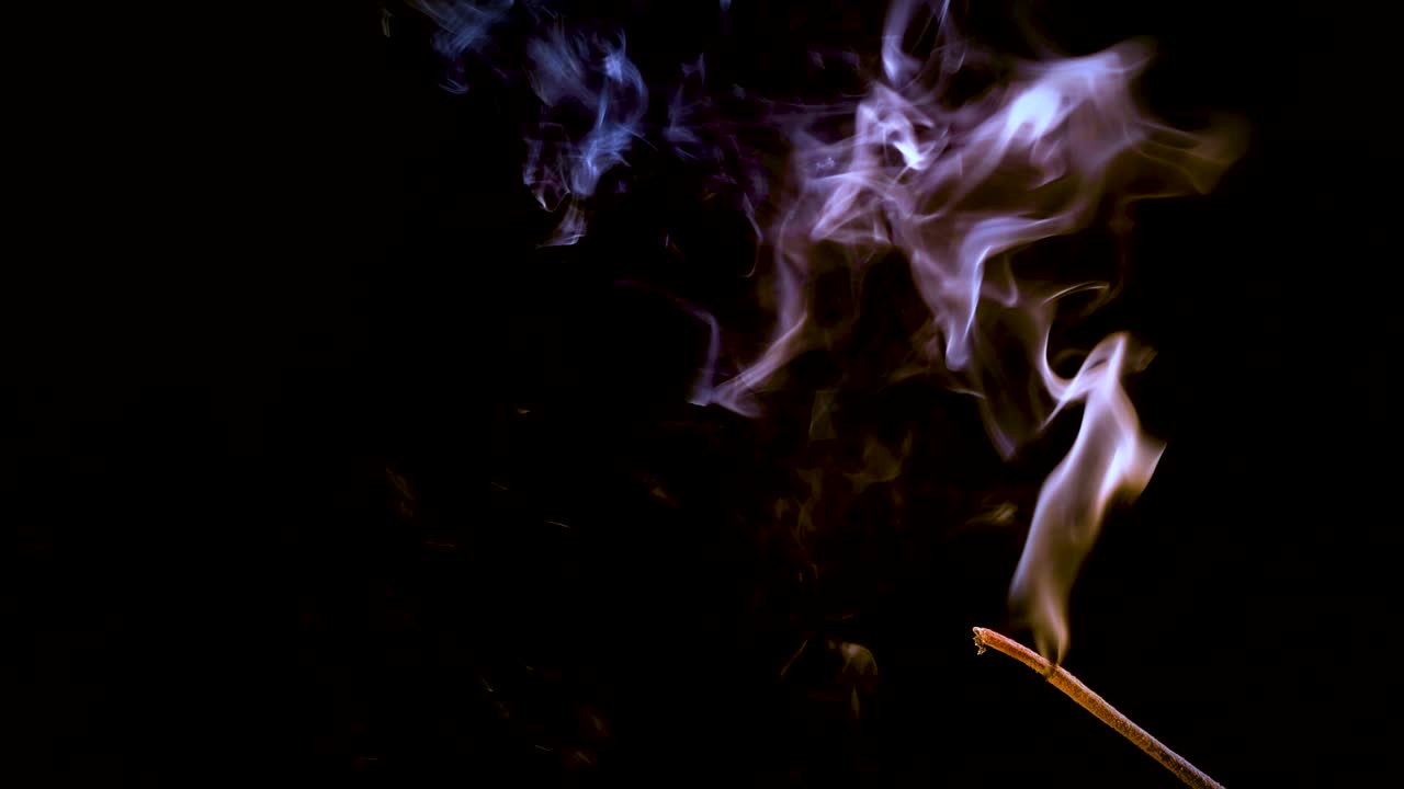 каменная палочка горит и дымится.