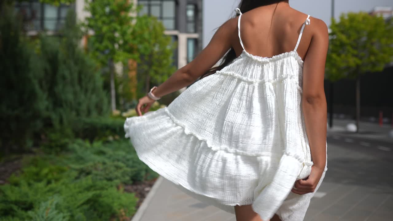 드레스 와  모자 를 입은 여자