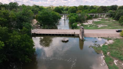 round rock memorial park chisholm trail tren puente y vía fluvial drone aéreo inclinado hacia abajo en un día soleado en 4k