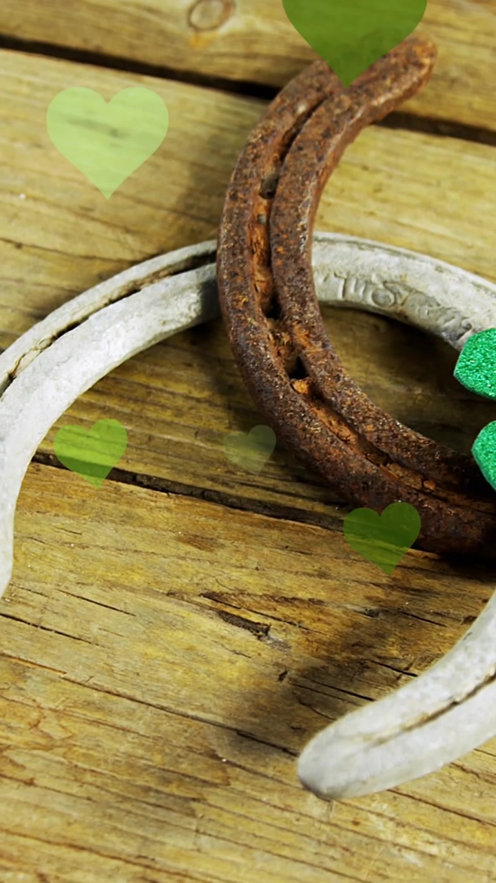 Animazione di trifoglio di San Patrizio, ferro di cavallo e cuori verdi su sfondo di legno