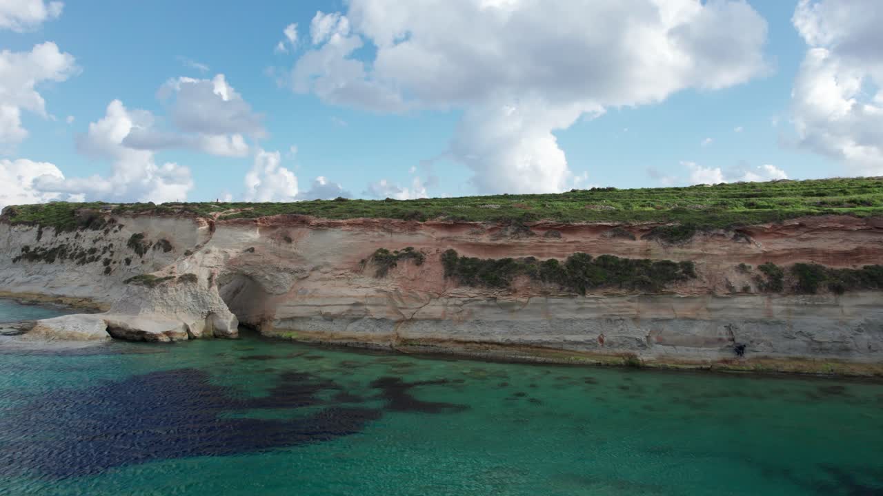 munxar 창 드론 영상, 석회암 절벽 쪽, 청록색 물, 몰타