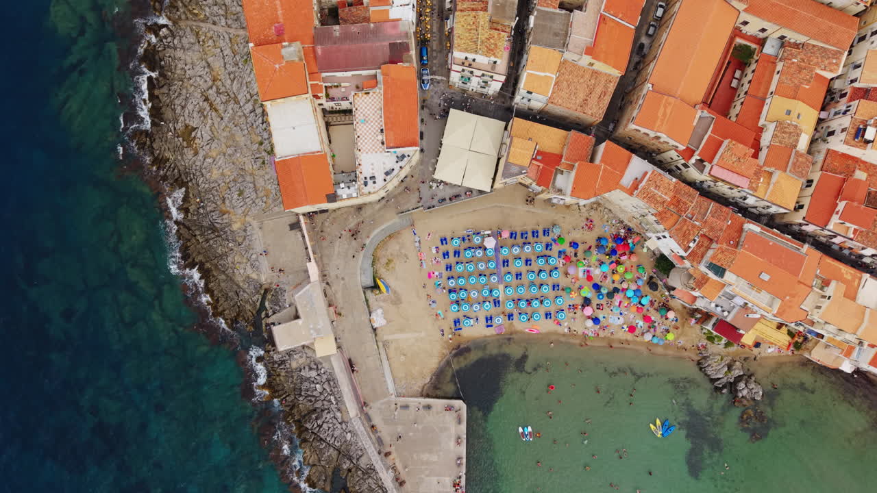 Vista aerea della città costiera di Cefalù, in Sicilia, con tetti arancioni