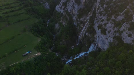 Vista-Aérea-Del-Viaje-Azul-Albania---Ujvara-E-Peshturës,-Tepelena,-Con-Agua-Cayendo-Por-La-Cascada