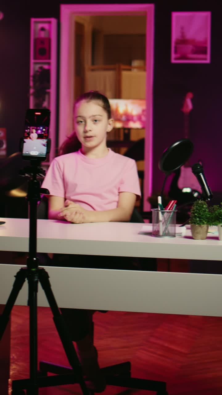 Video verticale di una bambina che racconta le sue esperienze di crescita, filmando contenuti per i social media con uno smartphone