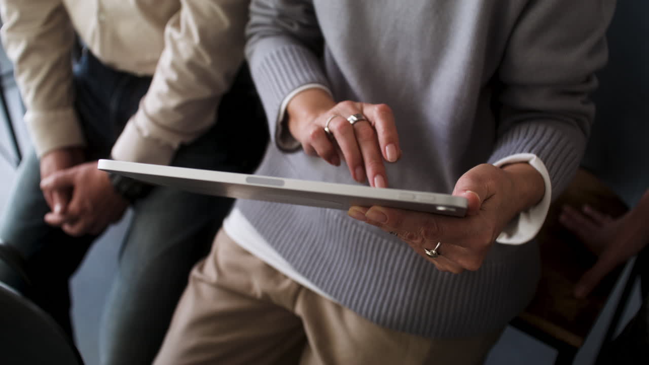 교실 에 있는 성인 학생 들 의 가까운 모습