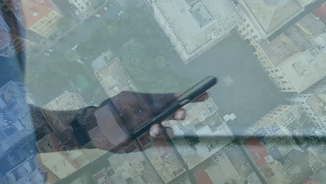 animación de un hombre usando un teléfono inteligente sobre el paisaje urbano