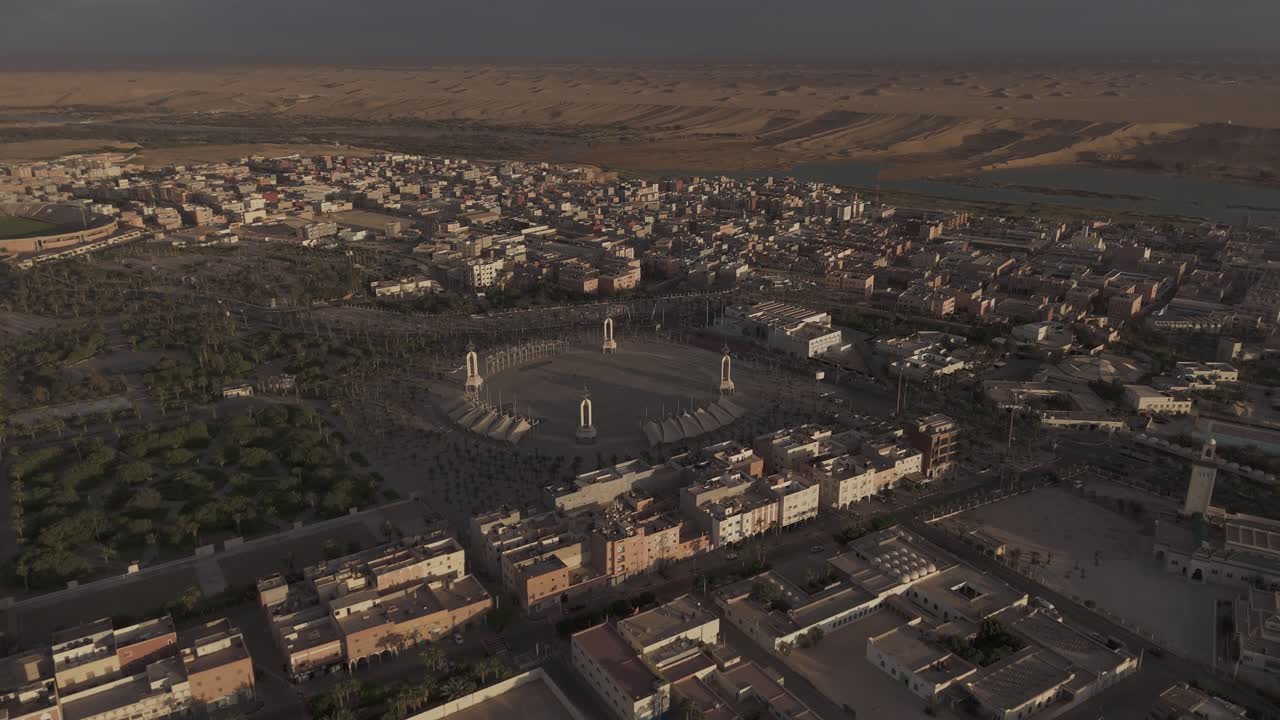 un'ampia ripresa aerea con drone in Marocco, Laayoune, mechouar space dlog 4K