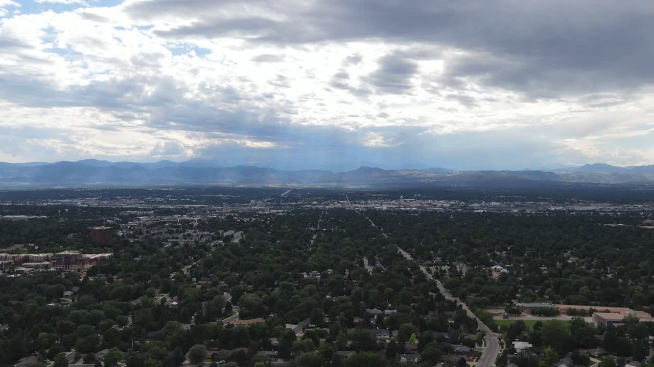 toma aérea del sol brillando a través de los cielos, plataforma rodante de gran angular de colorado