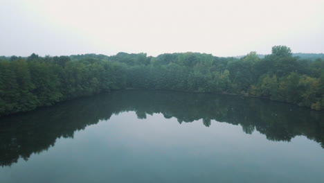 Antenne-Eines-Schönen-Nebligen-Sees-Am-Morgen-Mitten-In-Einem-Wald