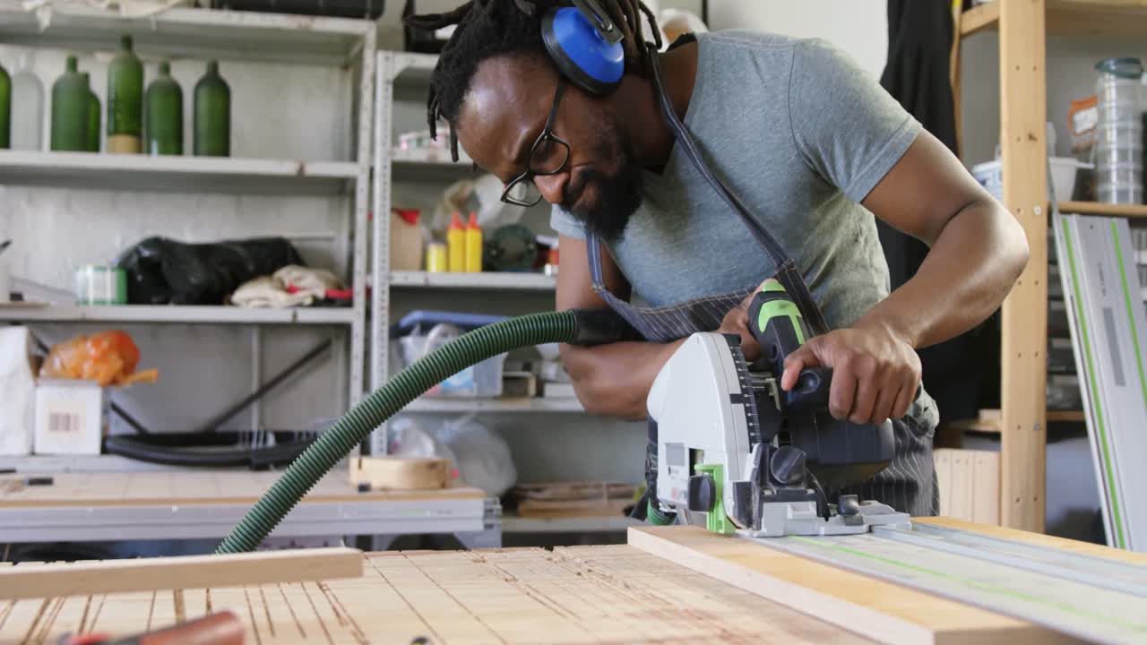 Carpenter leveling wood with polishing machine 4k