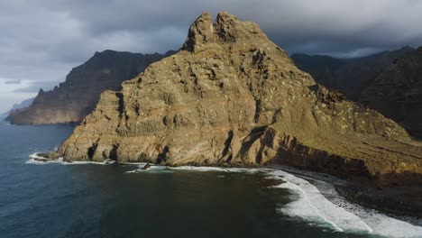 Paisaje-Costero-En-Punta-Del-Hidalgo-Durante-Un-Día-Nublado,-Tenerife