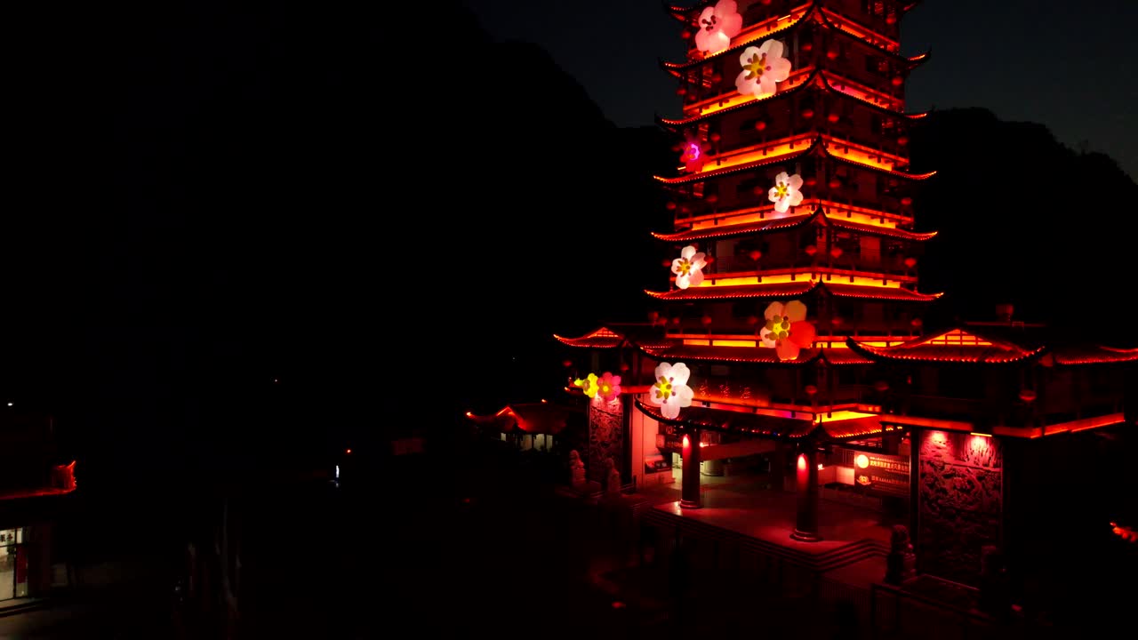 imágenes de un avión no tripulado de una pagoda iluminada por la noche en el parque forestal nacional de zhangjiajie, china