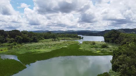 Flug-über-Den-Panama-River-In-Panama