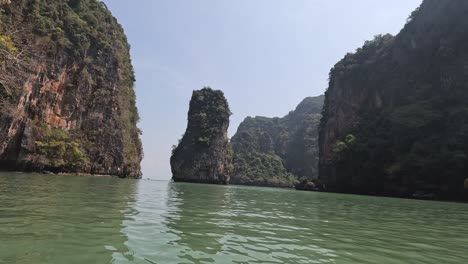 paseo en barco a través del sereno paisaje cárstico de piedra caliza