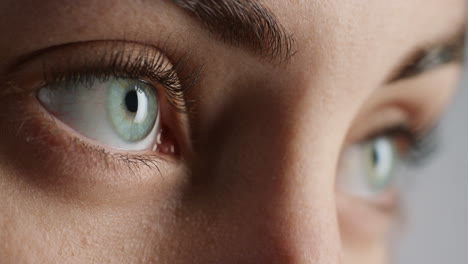 Nahaufnahme-Makro-Augen-öffnen-Schöne-Blaue-Iris-Natürliche-Menschliche-Schönheit