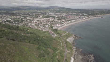 Vista-Superior-De-La-Hermosa-Montaña-Bray-Head-Y-El-Condado-De-Bray-Town-En-Wicklow,-Irlanda---Toma-Aérea-De-Drones