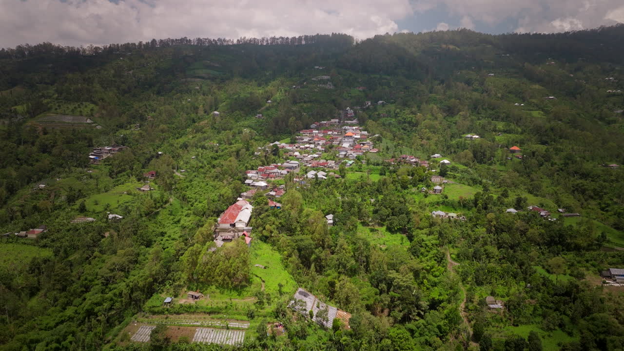aldea en la ladera de una colina con vegetación exuberante cerca del monte batur en bali, indonesia
